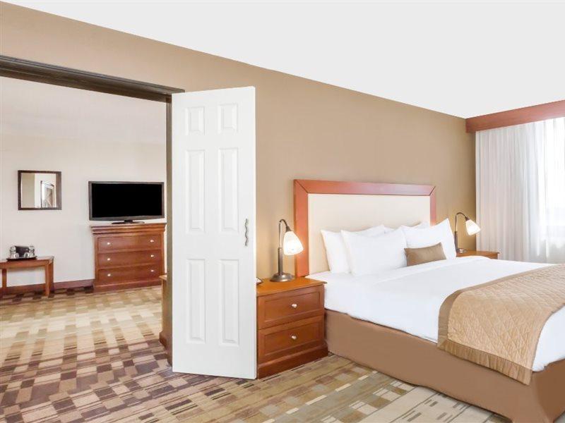 Clarion Hotel & Suites Mount Laurel Exteriör bild