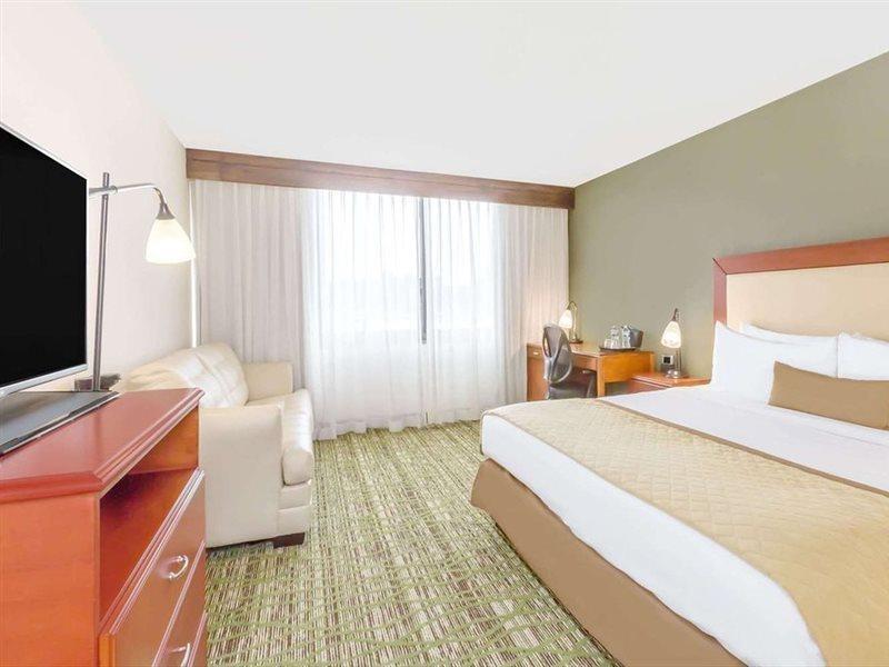 Clarion Hotel & Suites Mount Laurel Exteriör bild