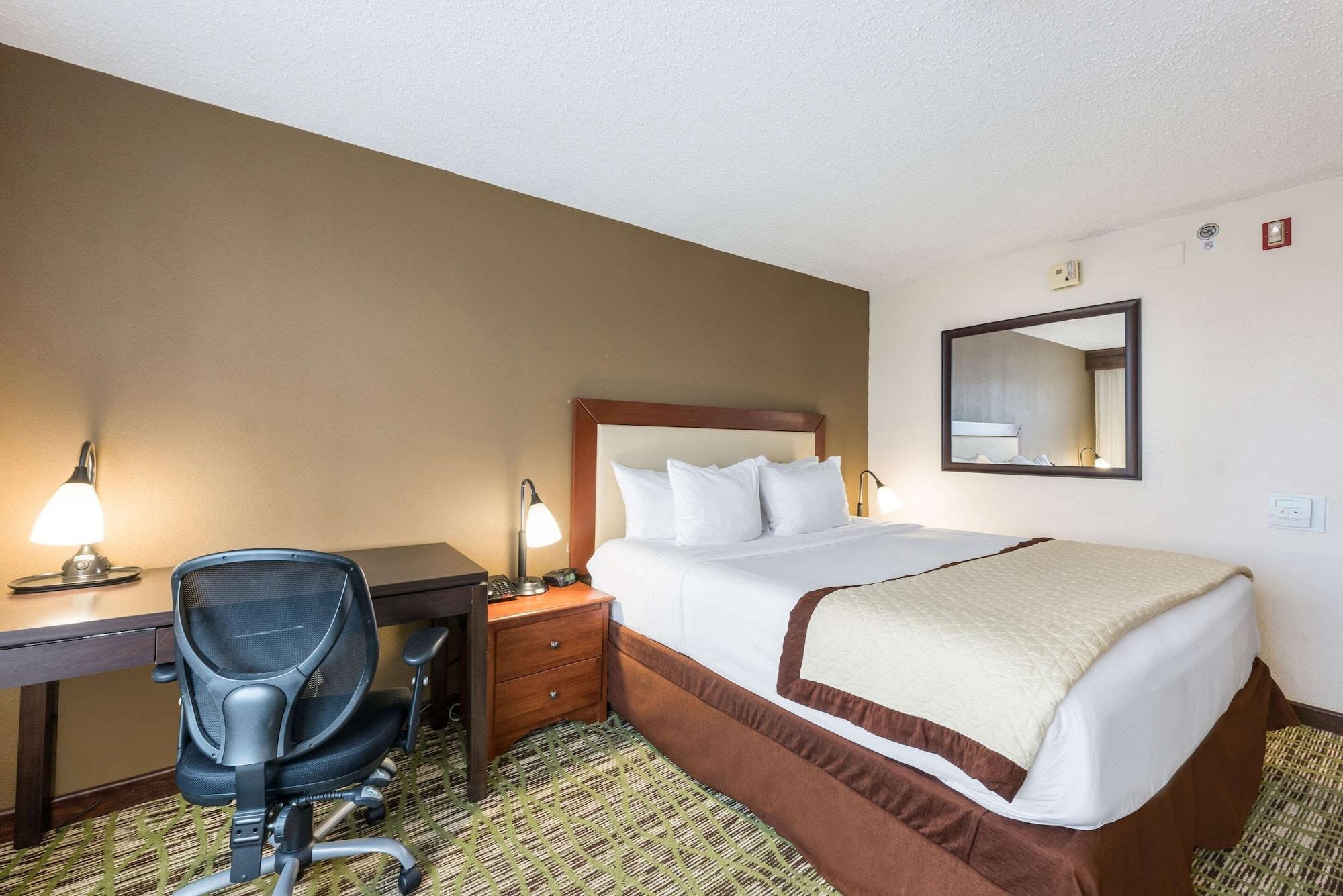 Clarion Hotel & Suites Mount Laurel Exteriör bild