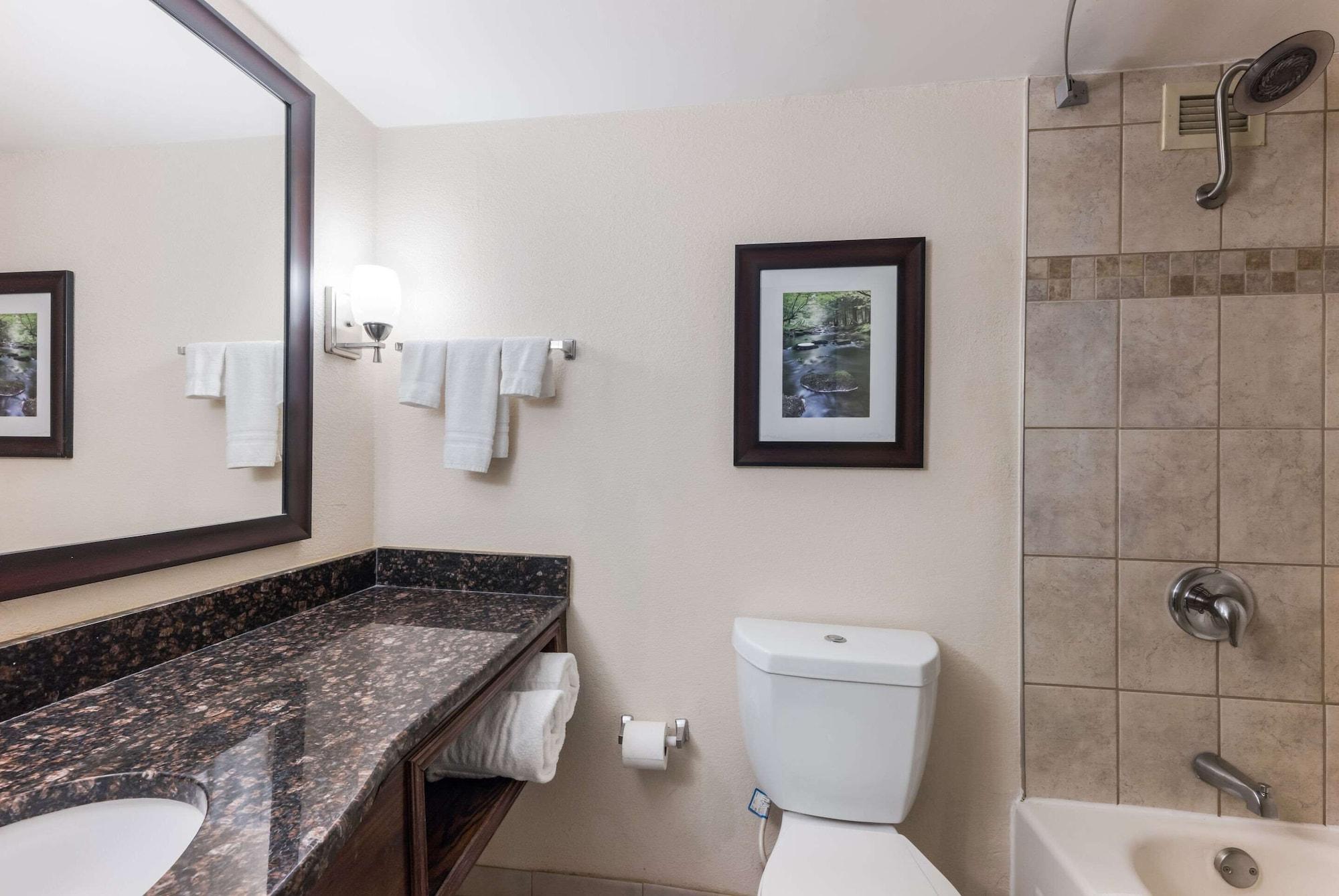 Clarion Hotel & Suites Mount Laurel Exteriör bild