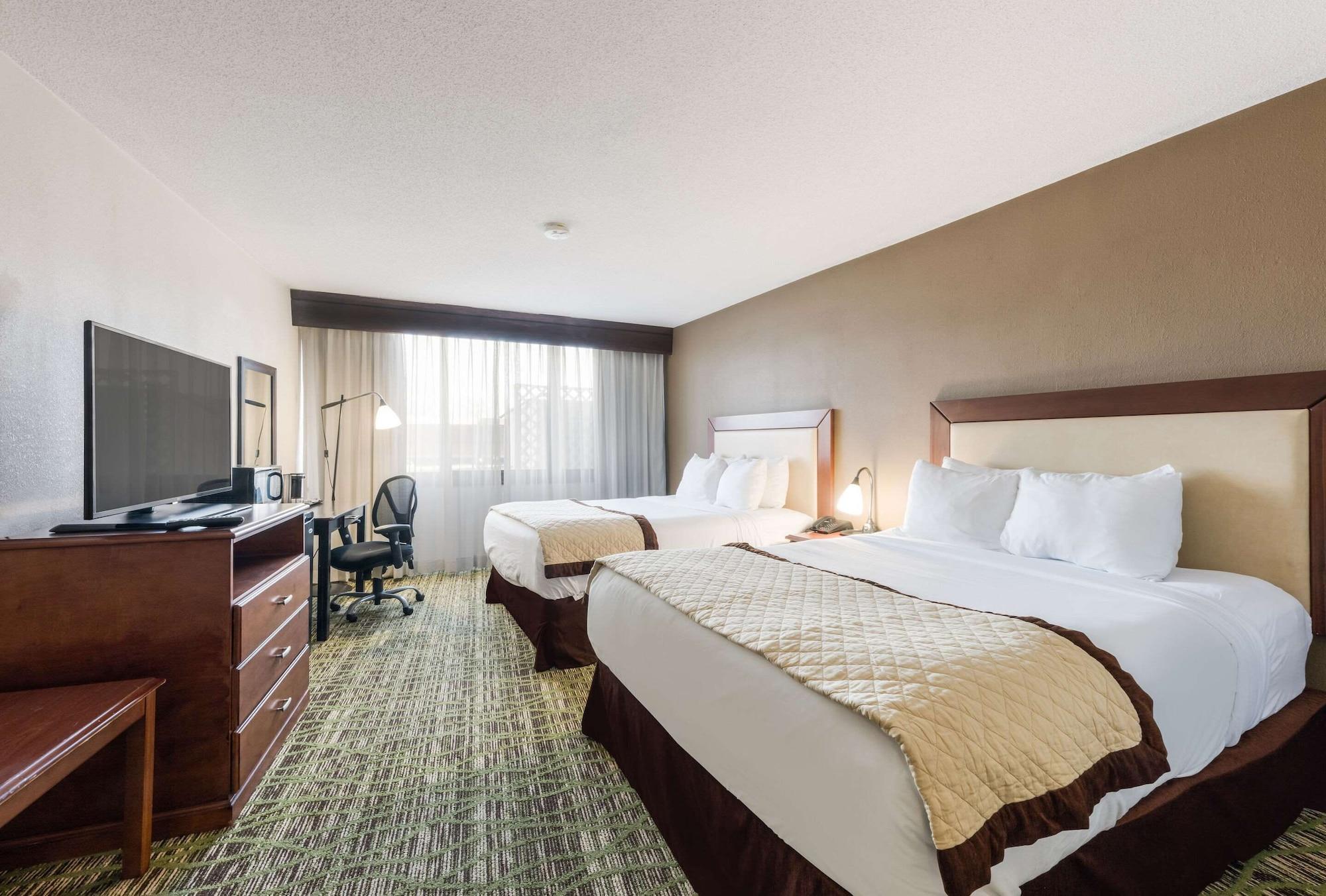 Clarion Hotel & Suites Mount Laurel Exteriör bild