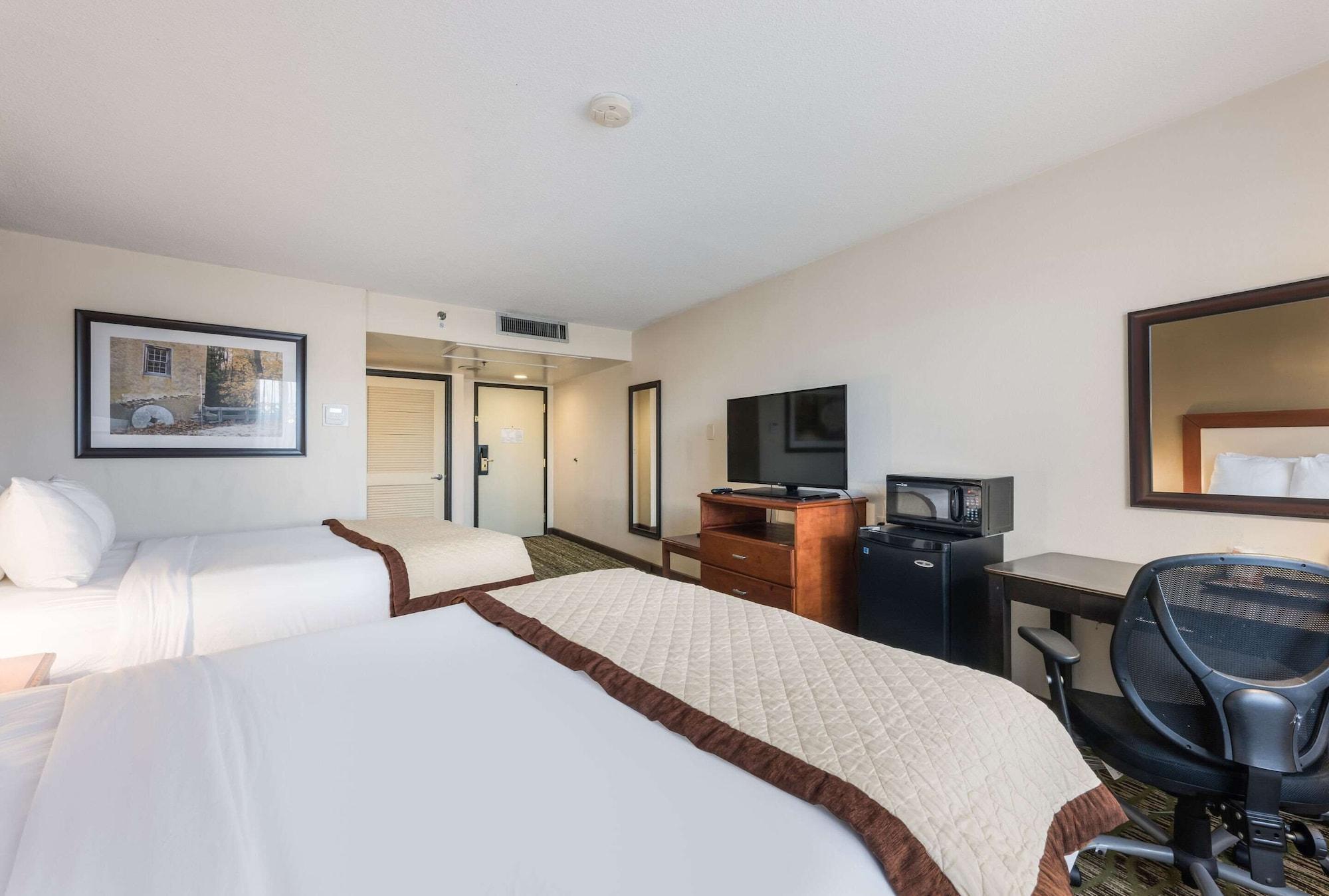 Clarion Hotel & Suites Mount Laurel Exteriör bild