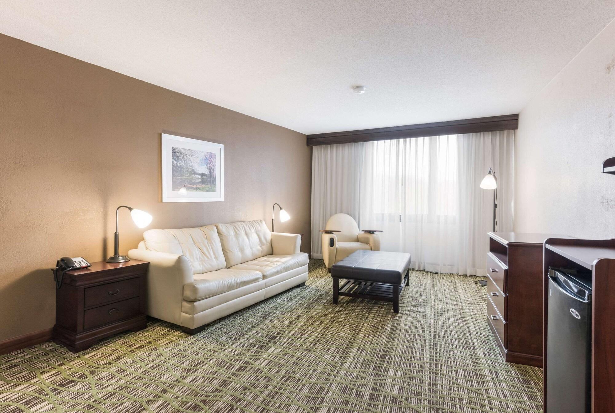 Clarion Hotel & Suites Mount Laurel Exteriör bild