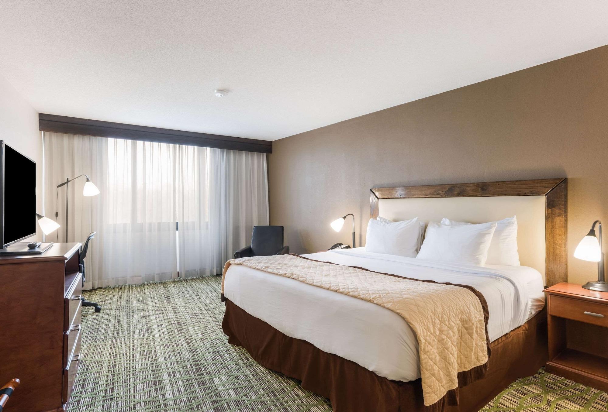 Clarion Hotel & Suites Mount Laurel Exteriör bild
