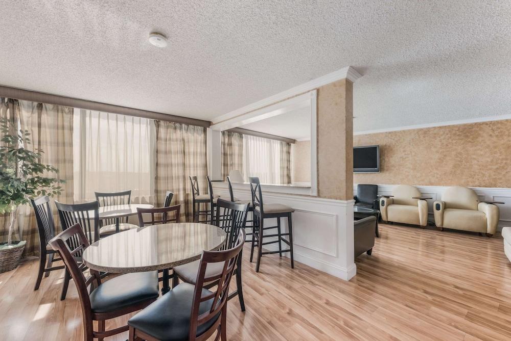 Clarion Hotel & Suites Mount Laurel Exteriör bild