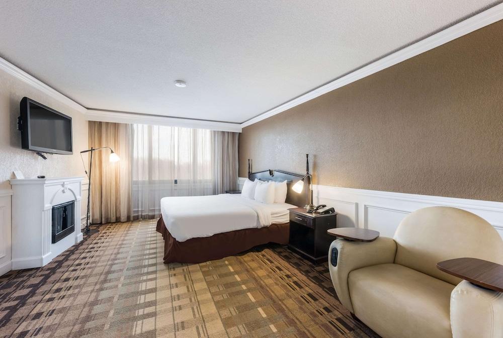 Clarion Hotel & Suites Mount Laurel Exteriör bild