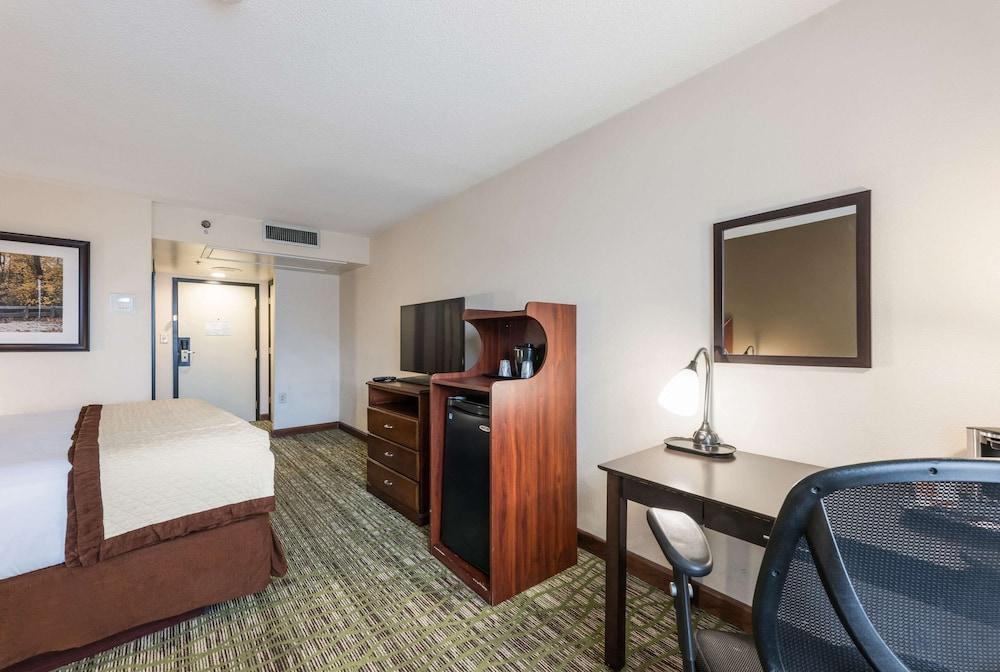 Clarion Hotel & Suites Mount Laurel Exteriör bild