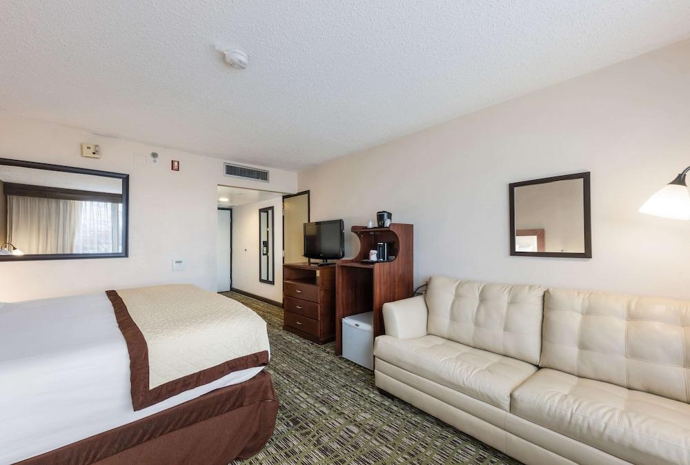 Clarion Hotel & Suites Mount Laurel Exteriör bild