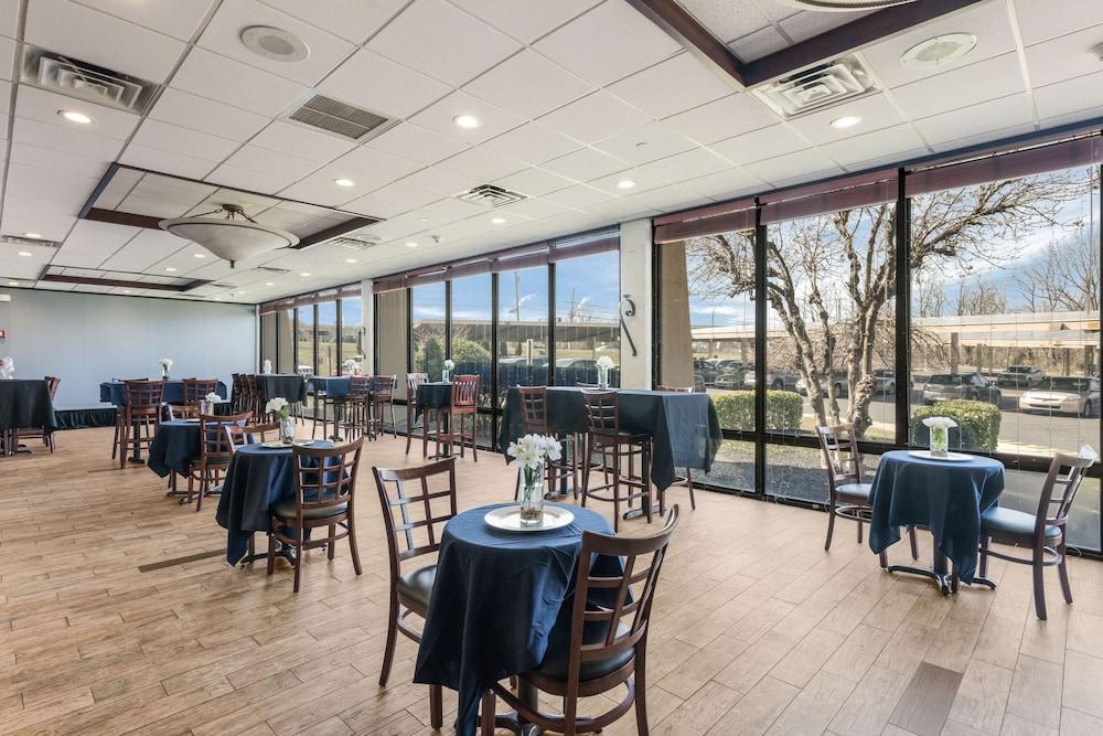 Clarion Hotel & Suites Mount Laurel Exteriör bild